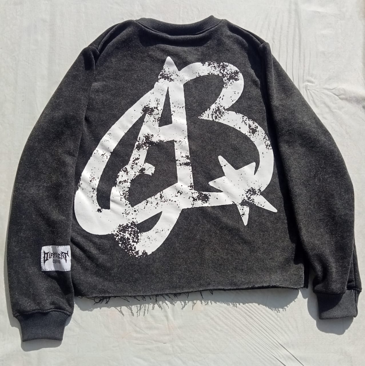 Moving Different Crew Neck (BLACK)