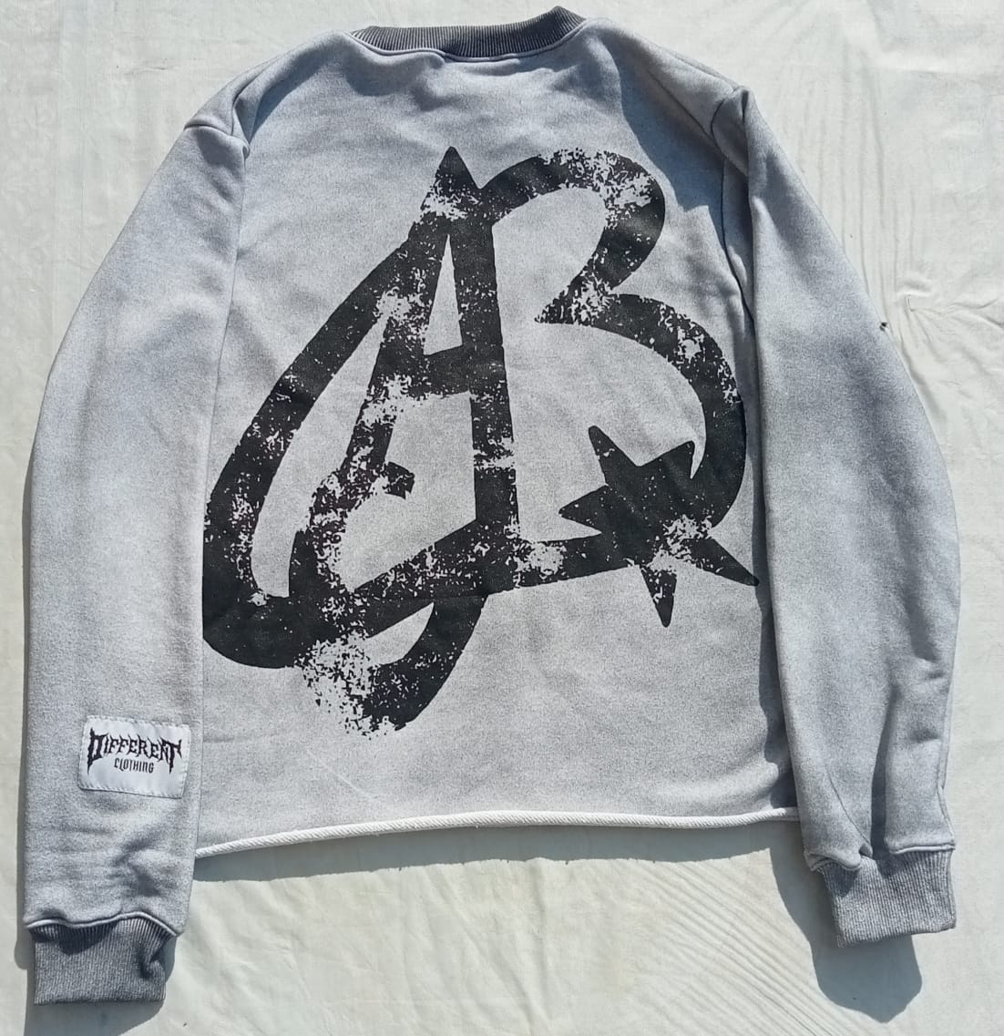 Moving Different Crew Neck (GREY)